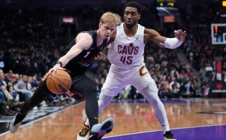 雷速官网-爵士五人得分上双，高效进攻度压迫对手无从应对