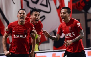 雷速官网下载-国内足球联赛豪强交锋，激烈对抗引燃全场