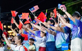 雷速官网-现场气氛热烈，球迷为自己支持的球队呐喊助威