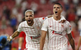 雷速官网-塞维利亚绝杀战胜对手，登顶积分榜