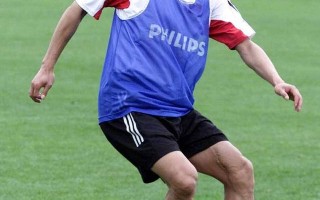 雷速官网-竞技巅峰，足球传奇擦出青春火花