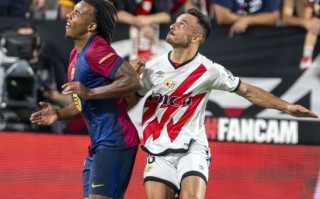 雷速直播-巴塞罗那前锋连续进球，助攻全队备战