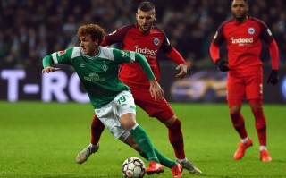 雷速-阿贾克斯惊险战胜巴萨，晋级四强