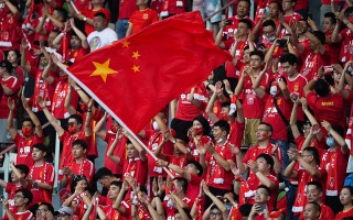 雷速官网下载-挑战无畏：中国足球队在比赛中勇往直前