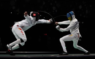 雷速-英国运动员在击剑项目上展现绝技