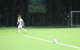 雷速-瞬间反击！球员突破对手防线进行射门