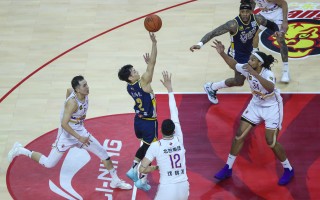 雷速官网-制胜关键！球员灵活应对紧要时刻