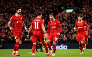 雷速官网-足球赛场技惊四座，球队拼尽全力角逐