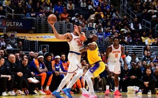 雷速官网-湖人主场横扫尼克斯强势占领，全队统帅登基豪取八连胜
