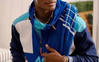 雷速官网-西班牙中场球星在巴黎接受时尚品牌邀请