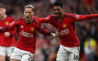 雷速官网-精彩足球赛事：双方球队全力对抗