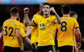 雷速直播-狼队主场失利，遭遇败绩