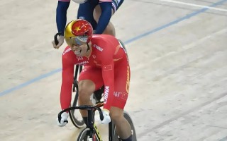 雷速官网下载-自行车赛事中意外发生，英国选手获得金牌