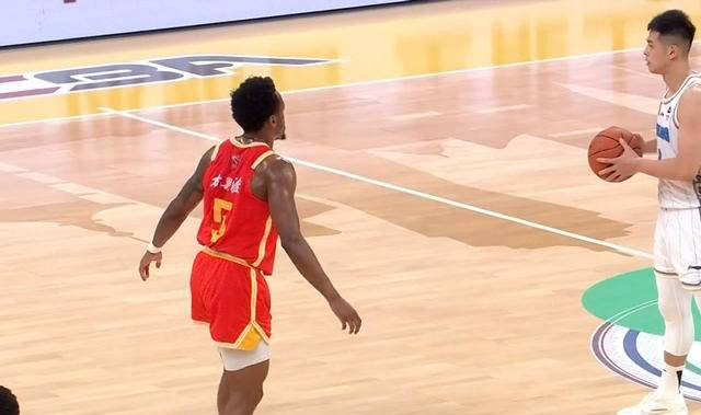 雷速-钢人队内线锋线不给对手喘息之机，稳坐榜首-第1张图片-雷速官网