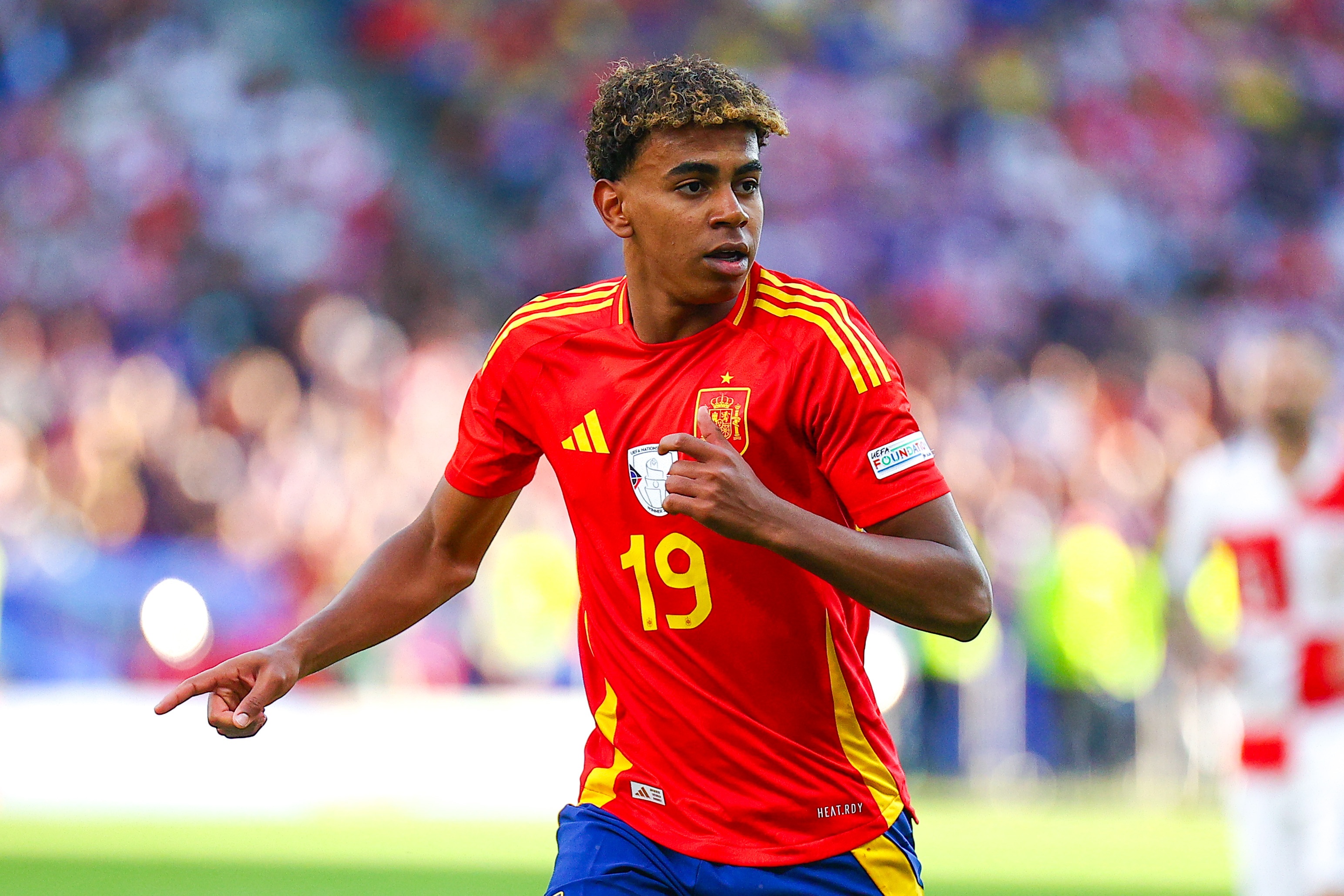 雷速官网下载-欧洲女子足球比赛中一番激战-第2张图片-雷速官网