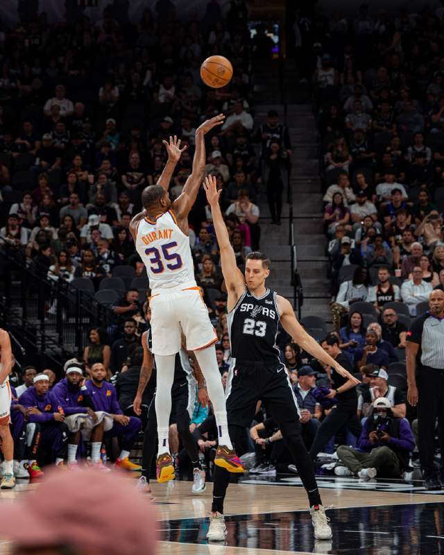 雷速官网下载-太阳队后卫布克连续第二年获得总决赛MVP-第1张图片-雷速官网 雷速官网下载-太阳队后卫布克连续第二年获得总决赛MVP-第1张图片-雷速官网