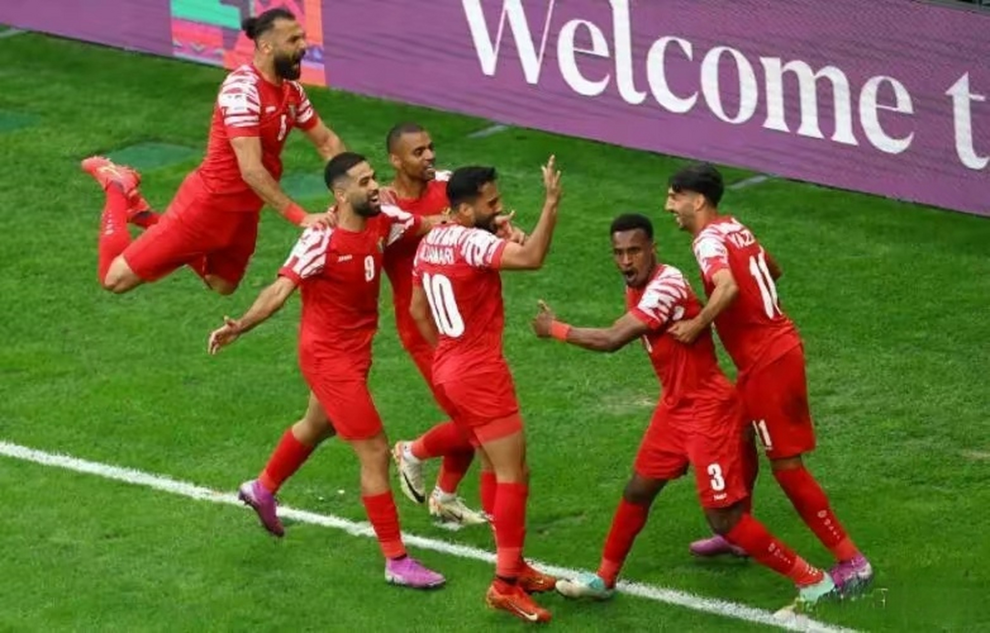 雷速官网下载-强队火拼，球场上的激情碰撞-第1张图片-雷速官网