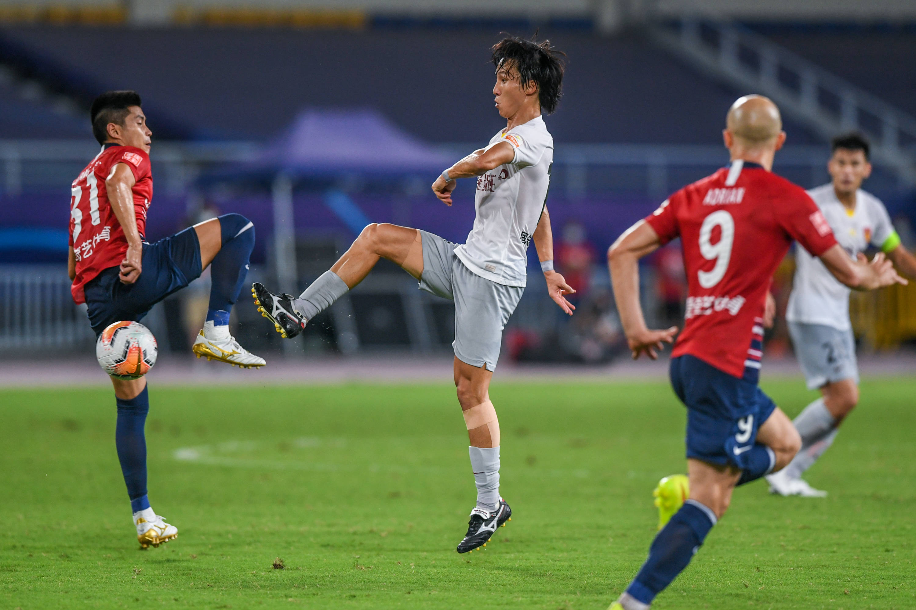 雷速官网下载-华夏幸福客场胜重庆，保级压力减轻-第1张图片-雷速官网