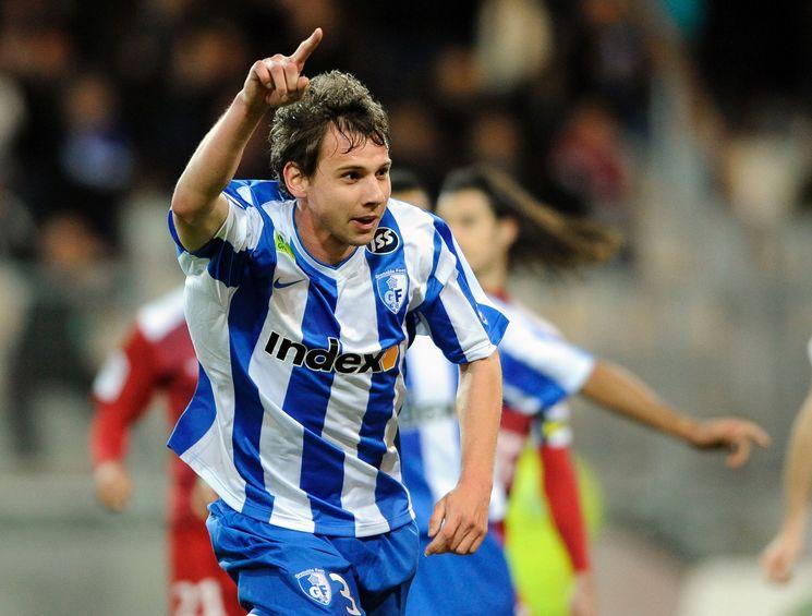 雷速直播-里昂后卫努力奋斗，为球队保持稳定表现-第1张图片-雷速官网