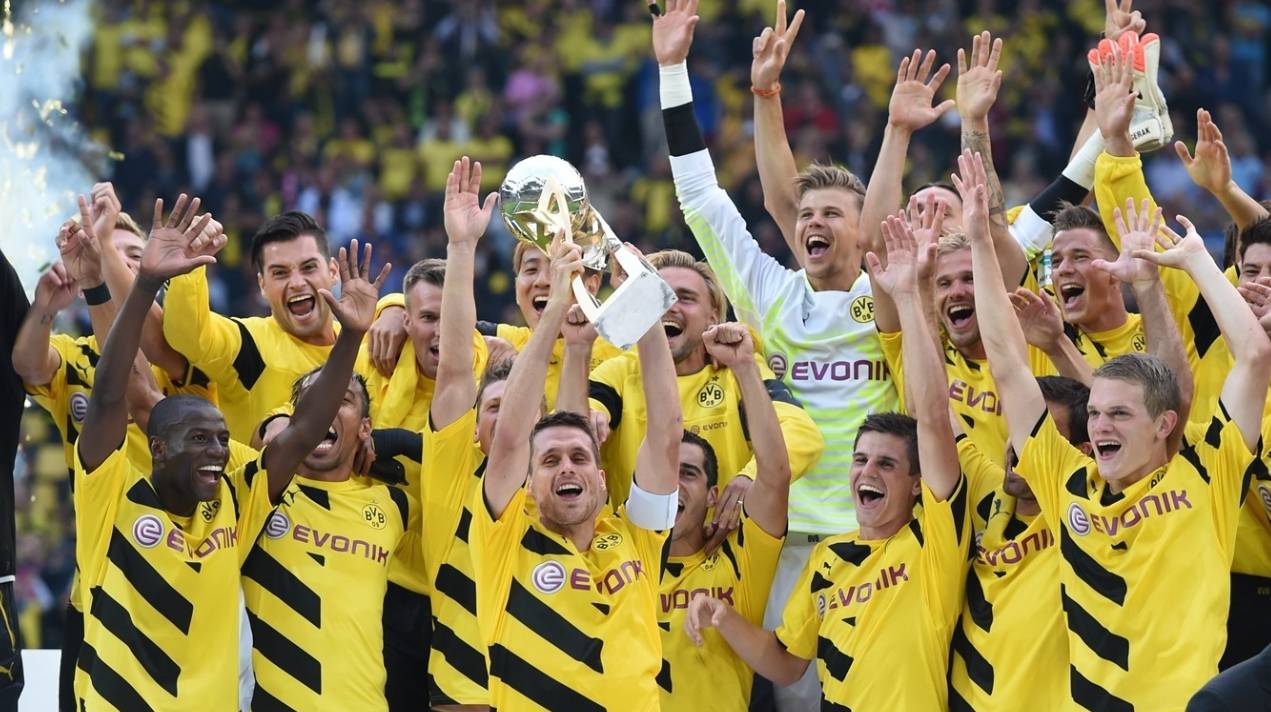 雷速官网-多特蒙德球迷在比赛后聚集,庆祝球队胜利-第1张图片-雷速官网 雷速官网-多特蒙德球迷在比赛后聚集,庆祝球队胜利-第1张图片-雷速官网