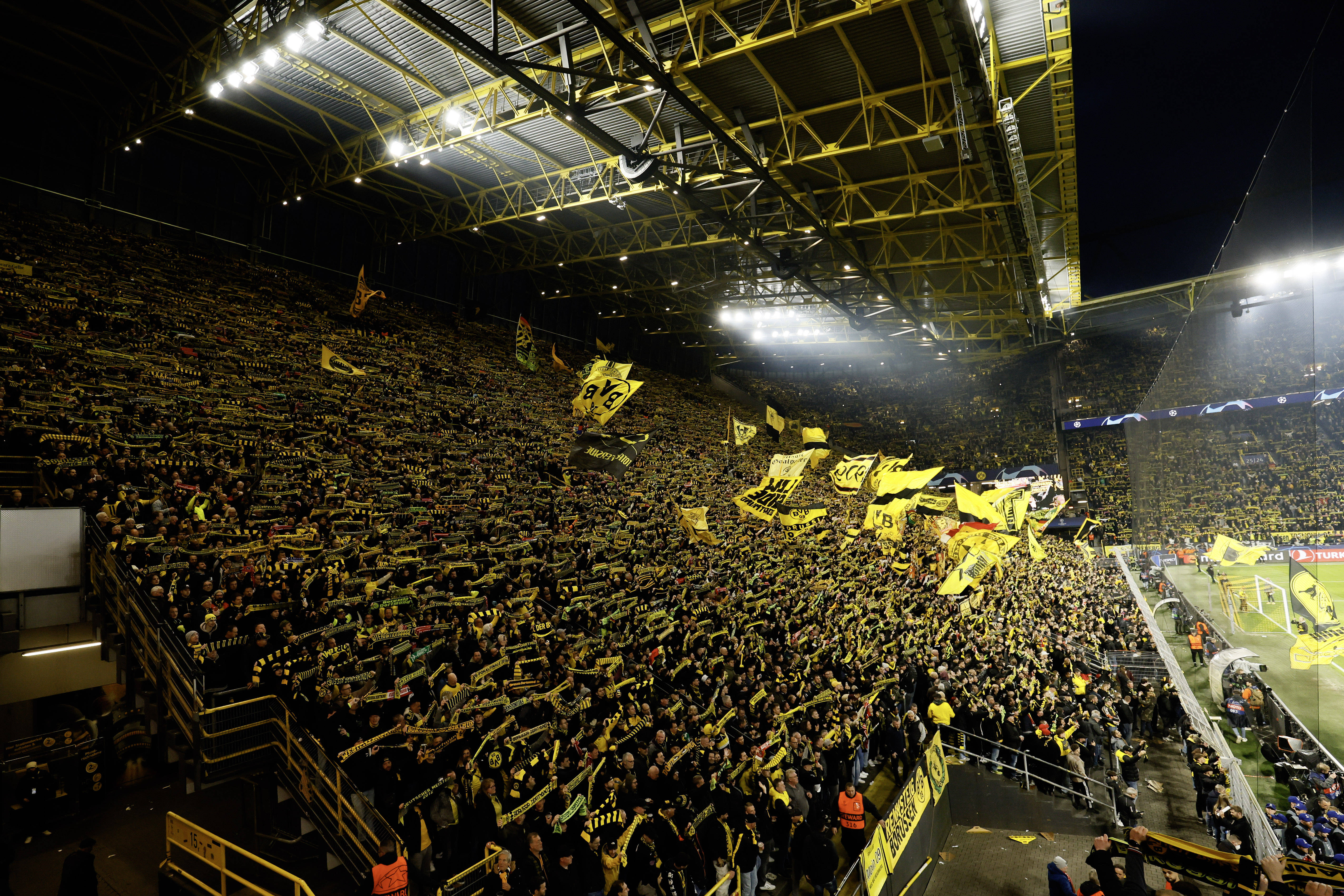 雷速官网-多特蒙德球迷在比赛后聚集,庆祝球队胜利-第2张图片-雷速官网 雷速官网-多特蒙德球迷在比赛后聚集,庆祝球队胜利-第2张图片-雷速官网