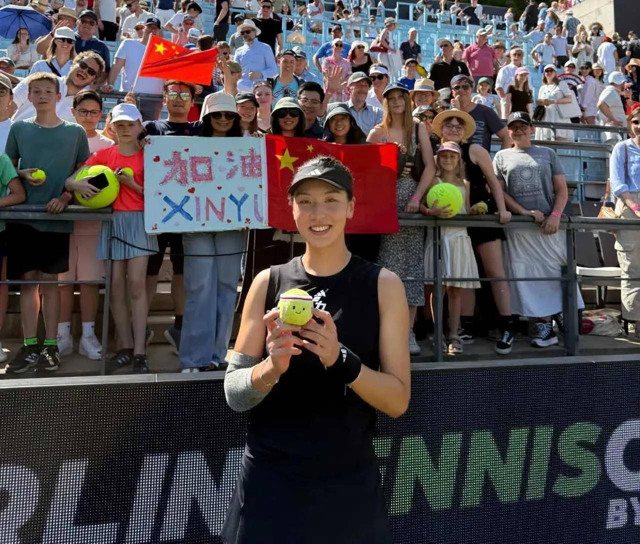 雷速官网下载-外国佳宾赛场亮相，观众纷纷为其加油鼓劲-第1张图片-雷速官网