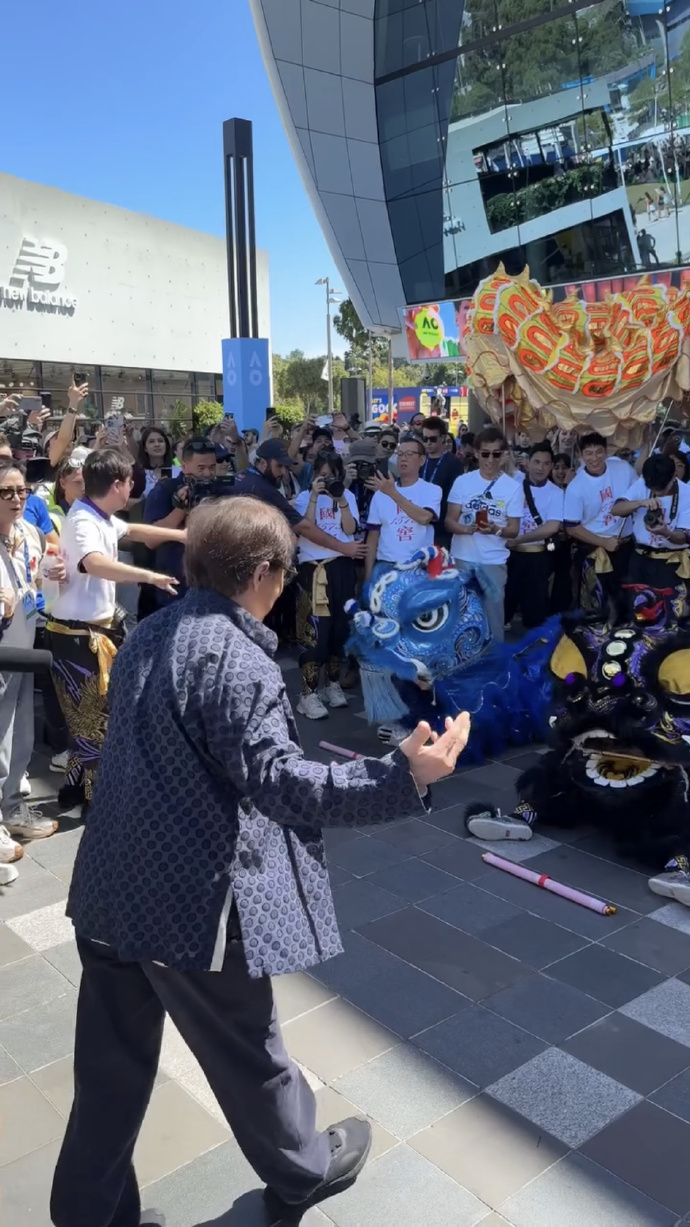 雷速官网下载-外国佳宾赛场亮相，观众纷纷为其加油鼓劲-第2张图片-雷速官网