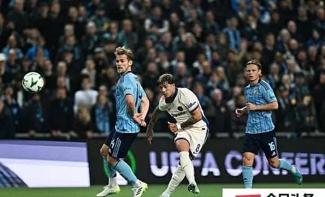 雷速官网下载-切尔西球员集体爆发，将士气提升至巅峰状态-第1张图片-雷速官网