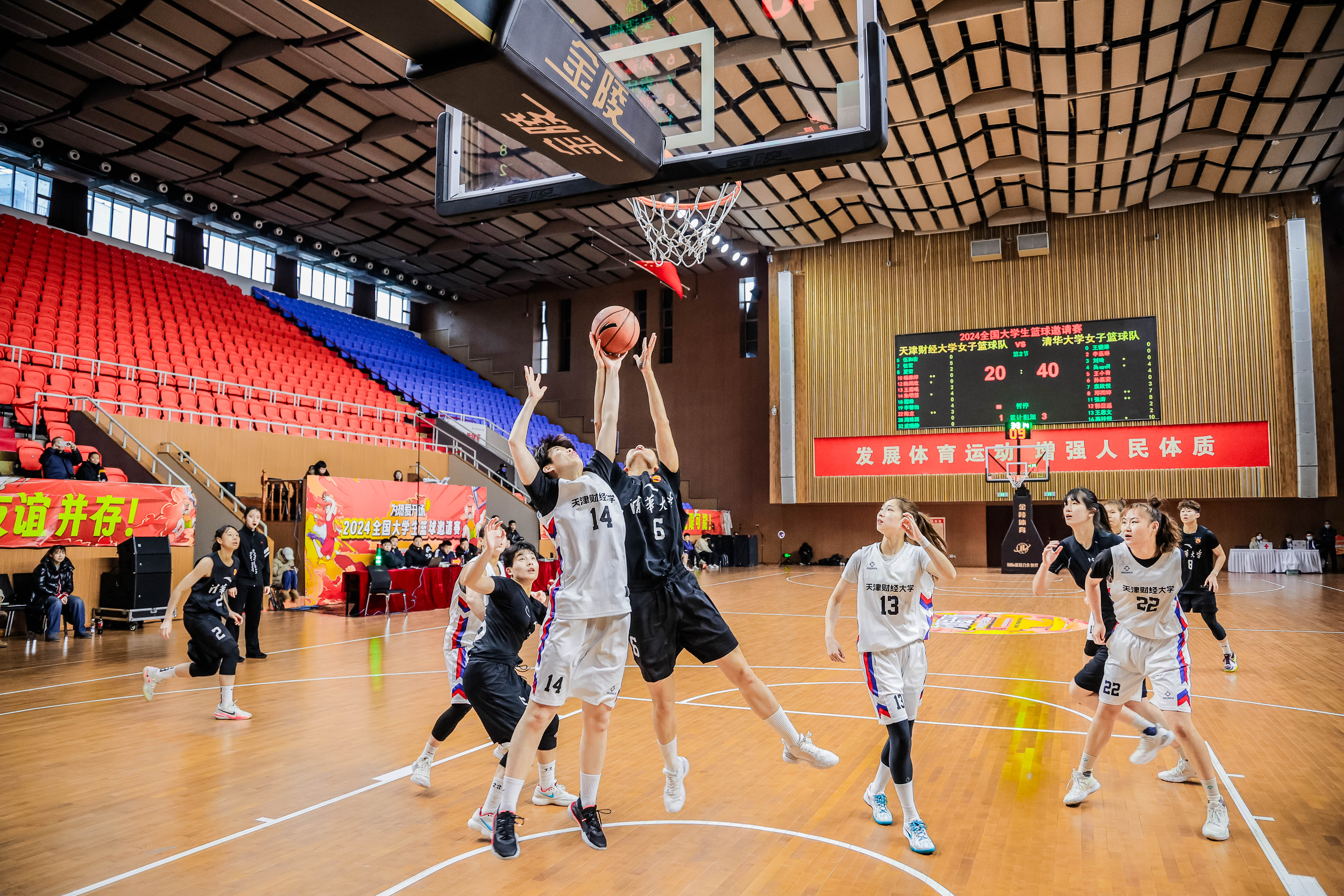 雷速官网-观赏篮球赛的精彩瞬间,球迷欢呼不已-第2张图片-雷速官网 雷速官网-观赏篮球赛的精彩瞬间,球迷欢呼不已-第2张图片-雷速官网