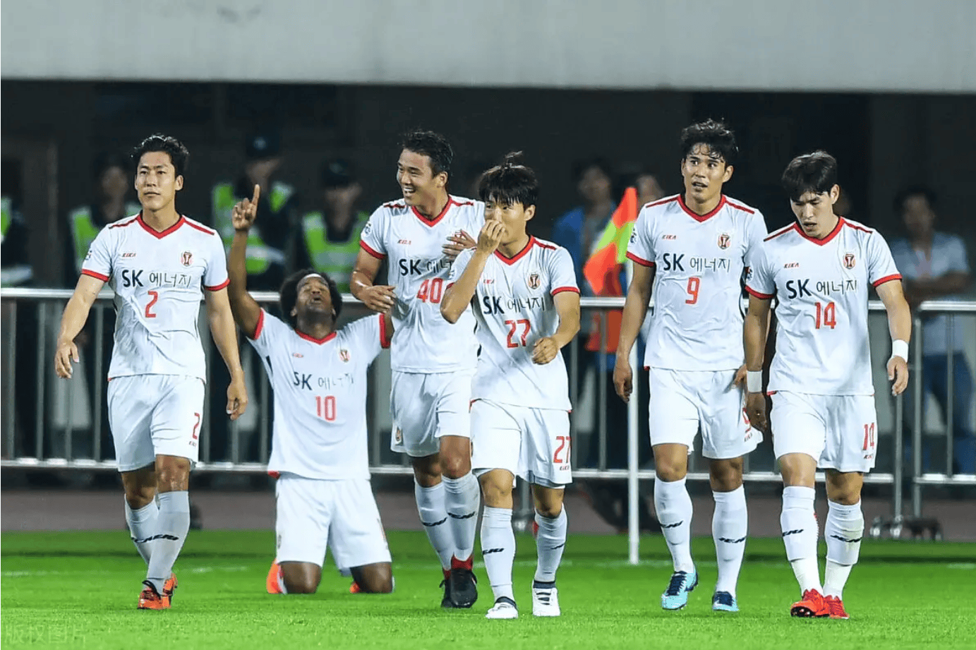 雷速官网下载-热门足球赛事引人瞩目，球员技艺娴熟-第1张图片-雷速官网