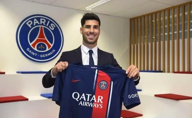 雷速官网-西班牙中场球星在巴黎接受时尚品牌邀请-第2张图片-雷速官网