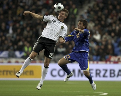 雷速官网-紧张刺激！欧洲杯预选赛选手实力逐渐显现-第2张图片-雷速官网