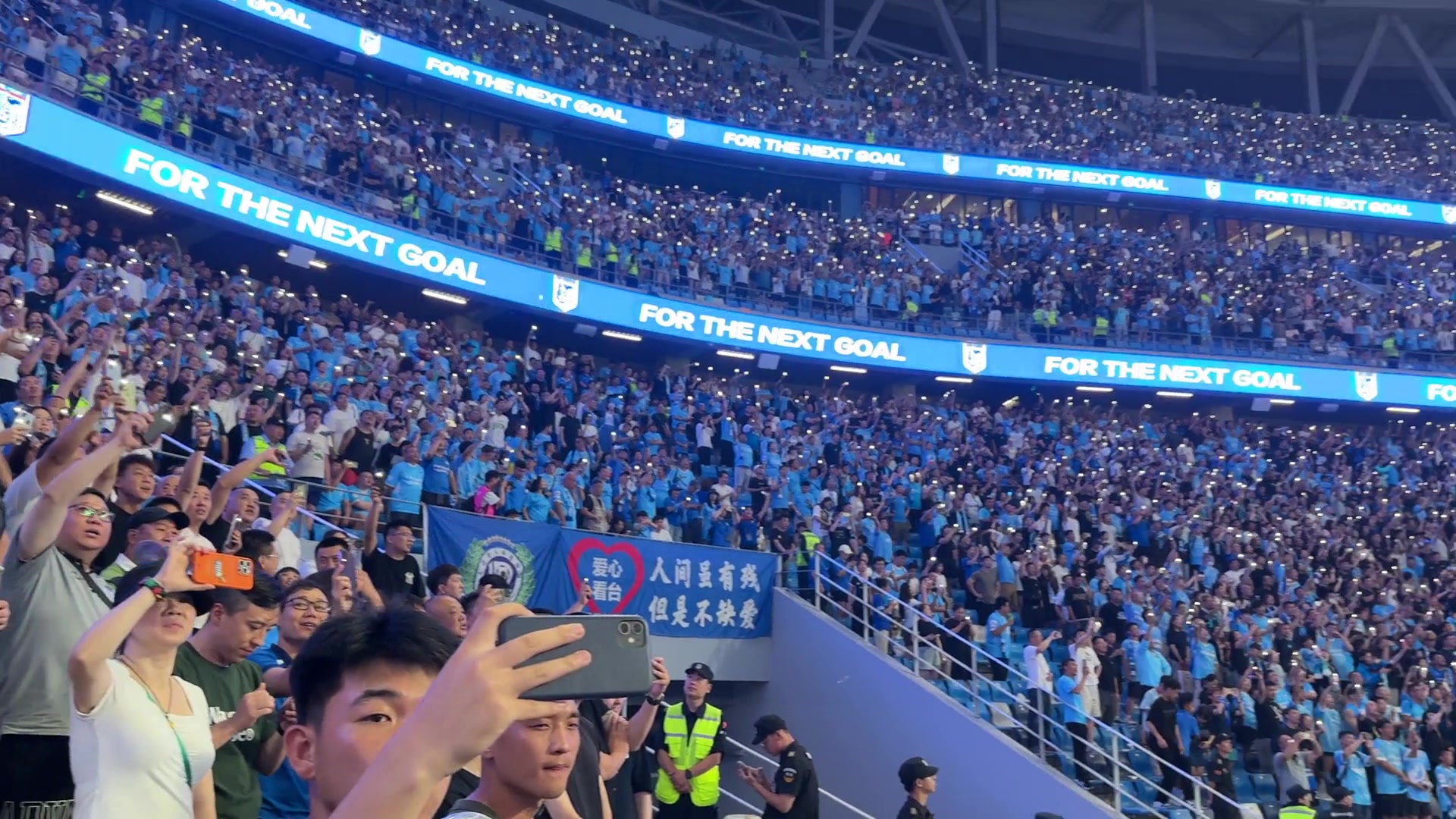 雷速官网-大连一方球迷狂欢,球队雄起士气高昂-第1张图片-雷速官网 雷速官网-大连一方球迷狂欢,球队雄起士气高昂-第1张图片-雷速官网