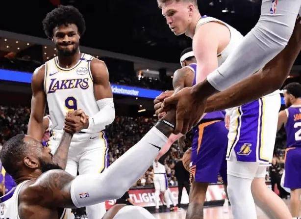 雷速官网下载-波普首秀亮相,湖人逆袭击败雄鹿终结两连败-第1张图片-雷速官网 雷速官网下载-波普首秀亮相,湖人逆袭击败雄鹿终结两连败-第1张图片-雷速官网