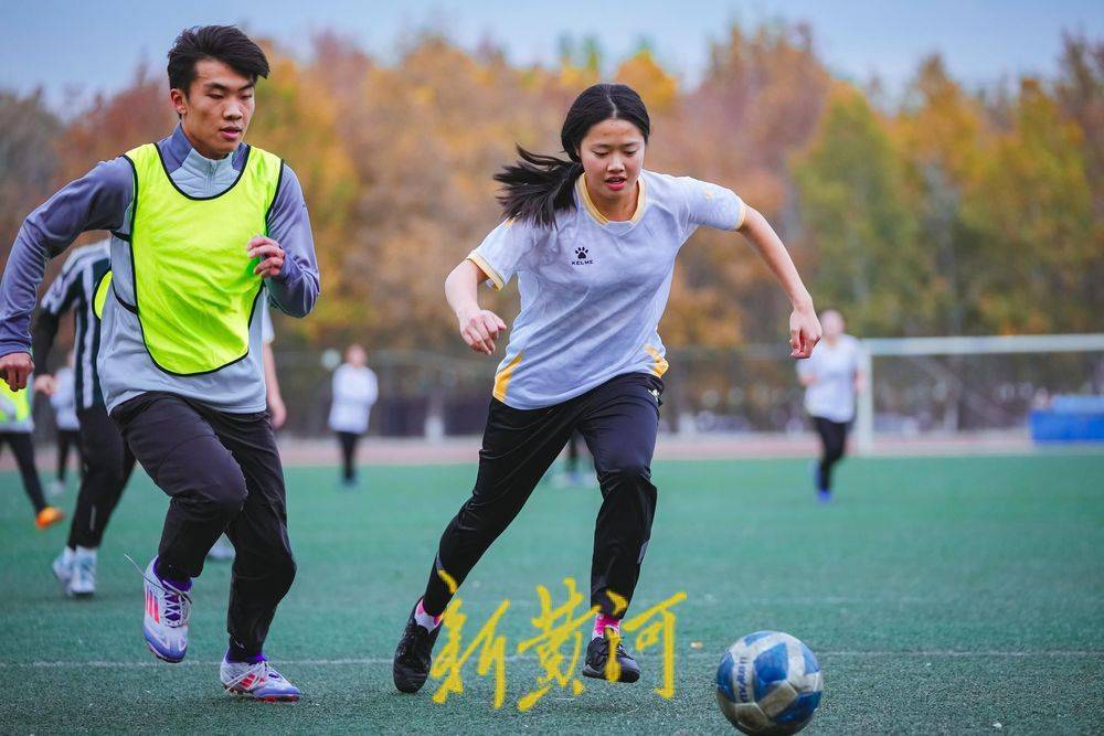 雷速官网下载-女足队员们在比赛中尽显飒爽-第2张图片-雷速官网