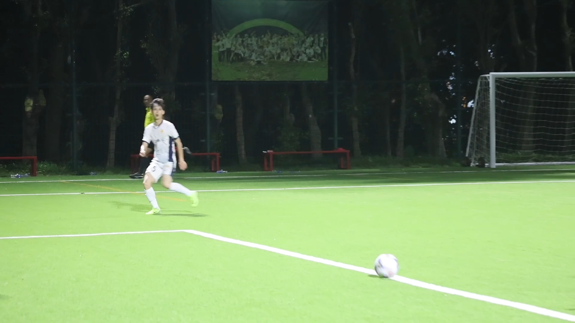 雷速-瞬间反击！球员突破对手防线进行射门-第1张图片-雷速官网