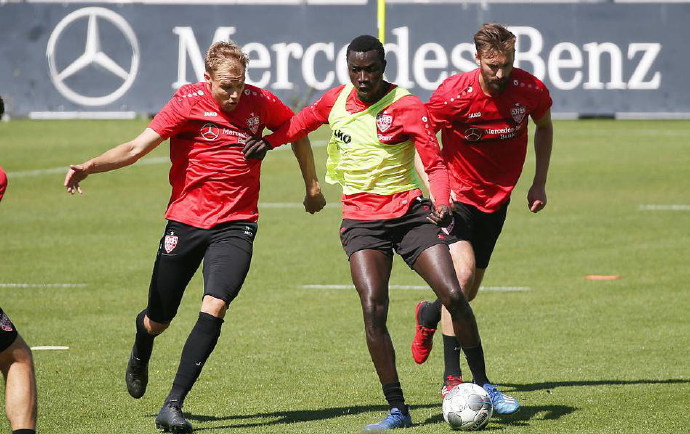 雷速官网下载-宿敌再度相遇，球队全力备战力争胜利-第1张图片-雷速官网