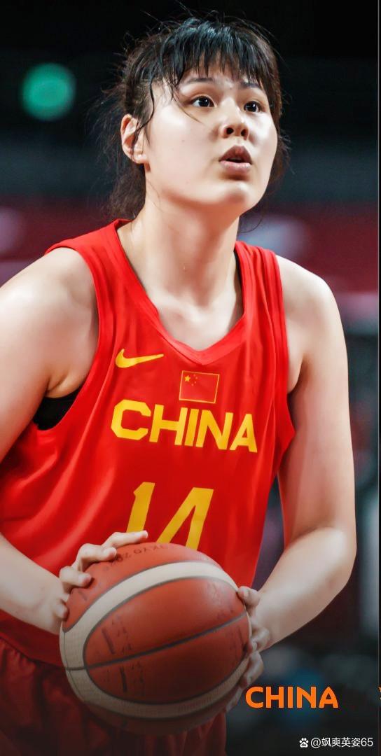 雷速官网-铿锵玫瑰：女子篮球队飒爽亮相-第1张图片-雷速官网