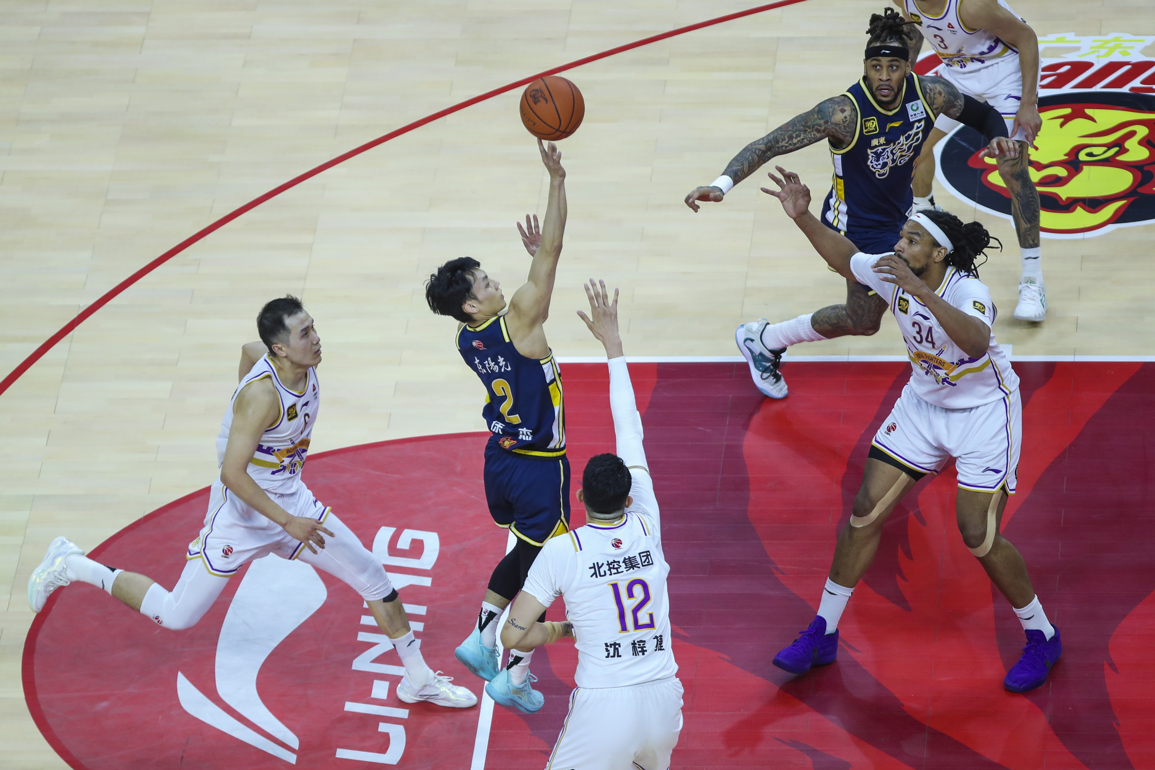 雷速官网-制胜关键！球员灵活应对紧要时刻-第1张图片-雷速官网