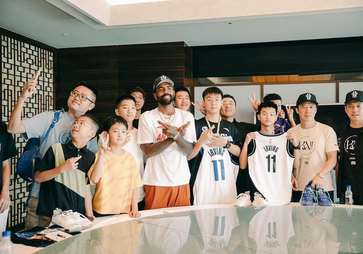 雷速官网-NBA球员在比赛结束后赠送签名球迷-第1张图片-雷速官网 雷速官网-NBA球员在比赛结束后赠送签名球迷-第1张图片-雷速官网