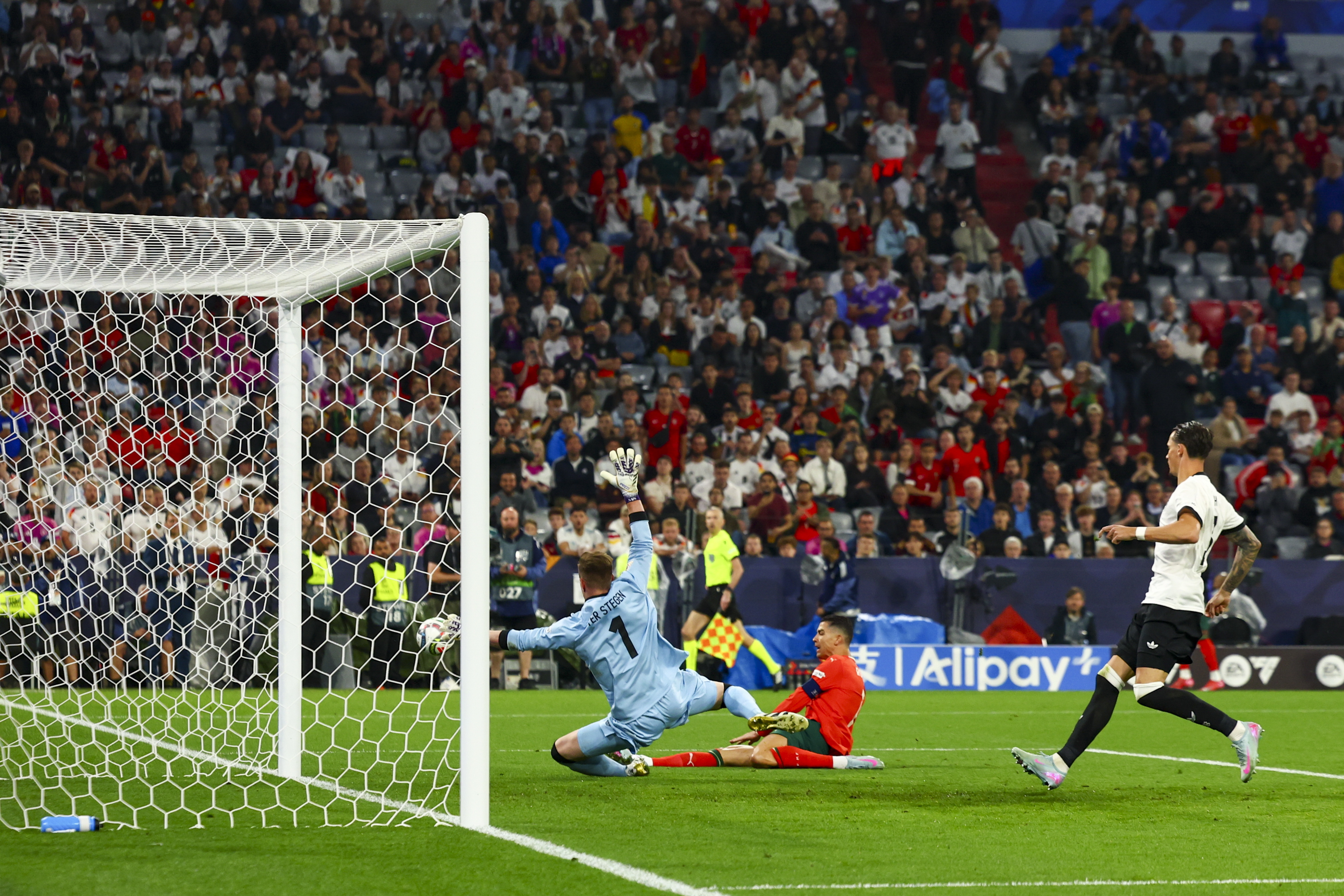 雷速直播-欧国联赛精彩对决,球员们全力拼搏-第2张图片-雷速官网 雷速直播-欧国联赛精彩对决,球员们全力拼搏-第2张图片-雷速官网