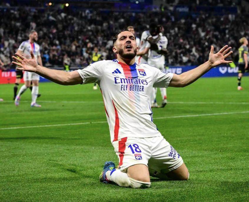 雷速直播-里昂队员积极表现，备受球迷瞩目-第1张图片-雷速官网