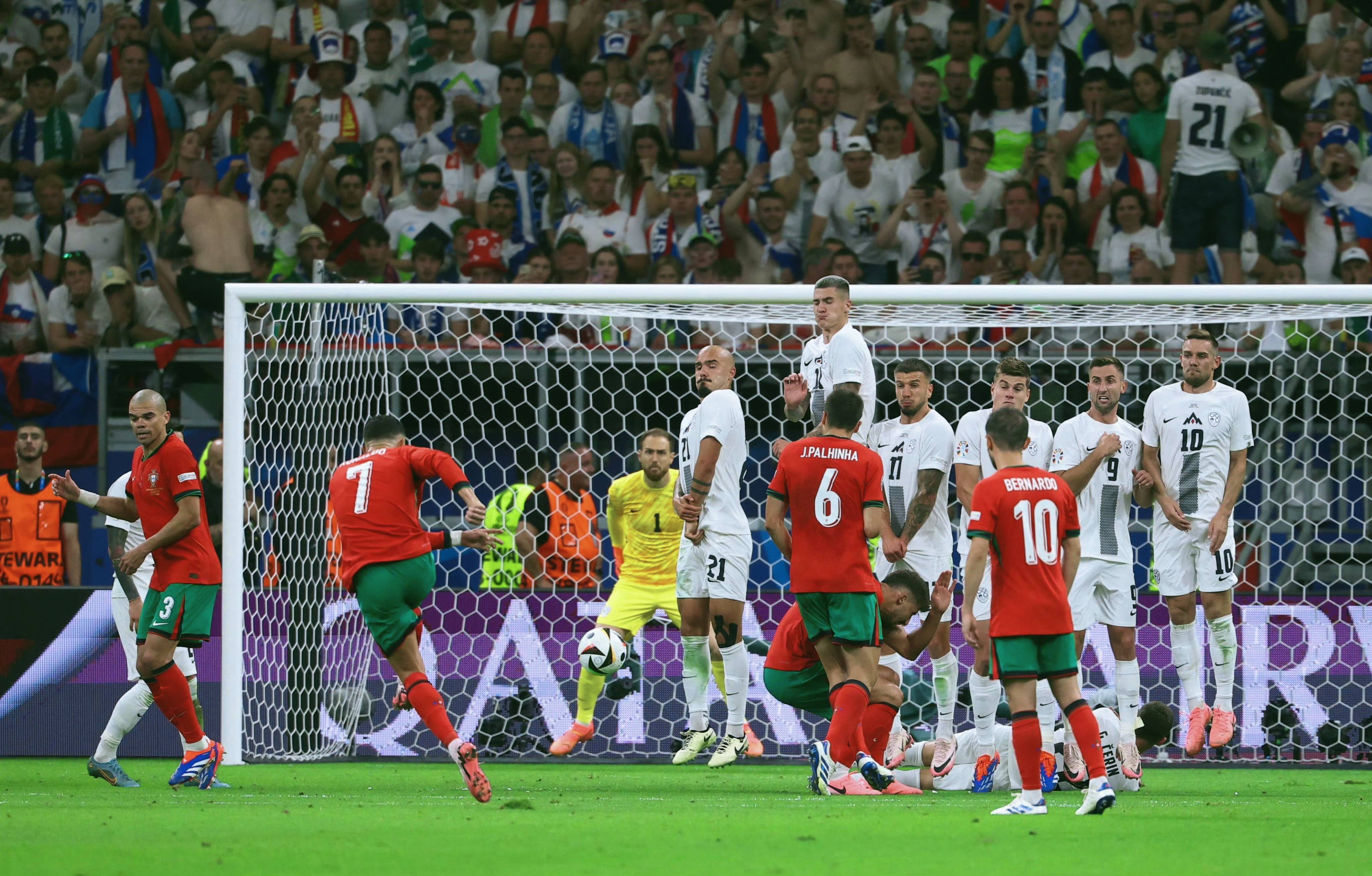 雷速官网下载-葡萄牙队遭遇挑战，奋力对抗法国队-第2张图片-雷速官网