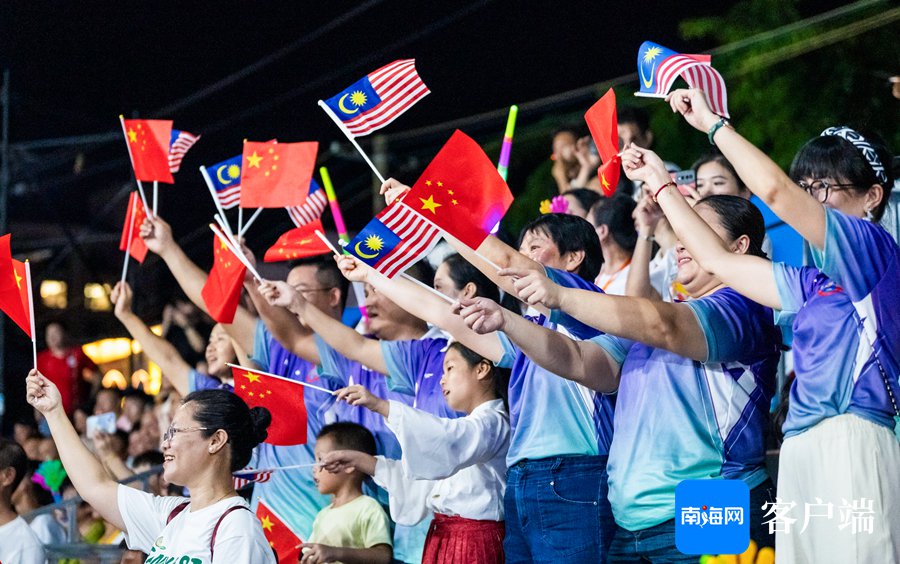 雷速官网-现场气氛热烈，球迷为自己支持的球队呐喊助威-第1张图片-雷速官网