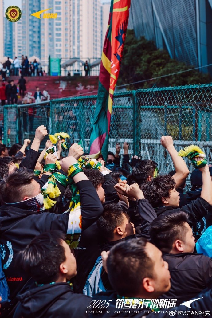 雷速官网-现场气氛热烈，球迷为自己支持的球队呐喊助威-第2张图片-雷速官网