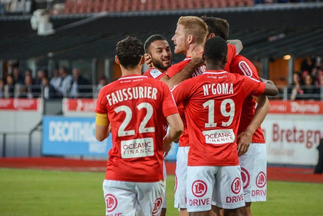 雷速官网-里昂球员合力突破，迎来豪取大捷-第2张图片-雷速官网