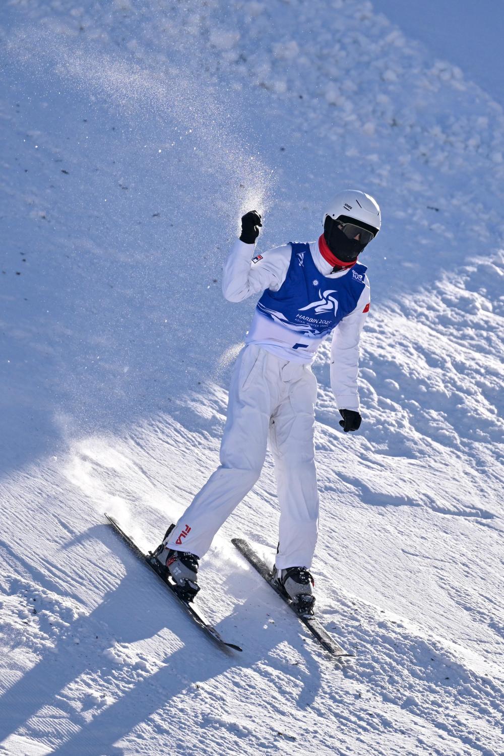 雷速-穿梭空中！滑雪选手飞身触及目标-第1张图片-雷速官网